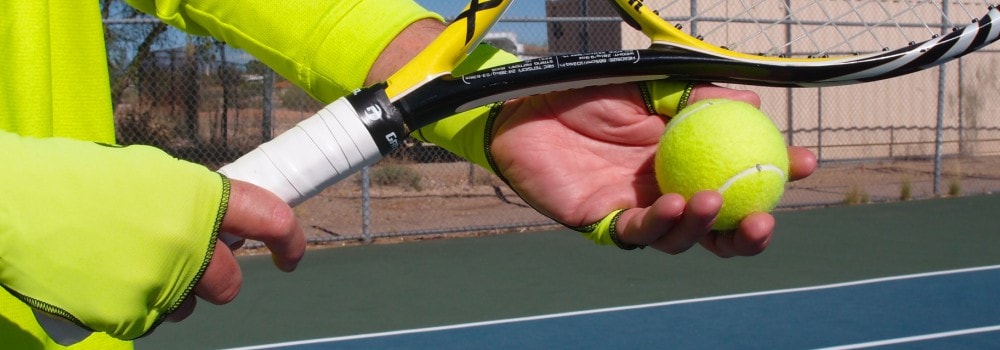 Immagine di una racchetta con una pallina da tennis, sport che si pratica al Club Lanciani